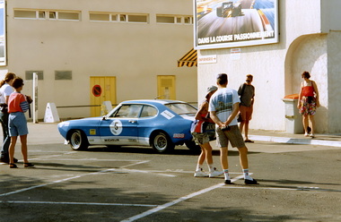 Mitglieder vom damaligen einheimischen Motorsport Club mit ihren renntauglichen Capri's
Members of the local motorsport club at the time with their race-ready Capri's
Les membres de l'ancien Motorsport Club local avec leurs Capri de course